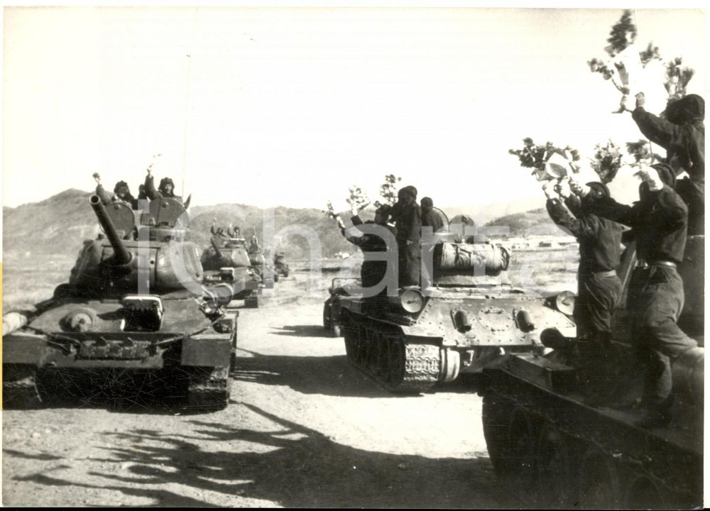 1953 GUERRA COREA Soldati coreani salutano i volontari cinesi in partenza *Foto