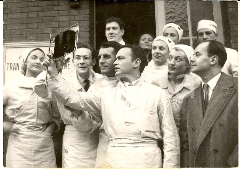 1955 CINEMA "Les hommes en blanc" Raymond PELLEGRIN con il dott. André SOUBIRAN