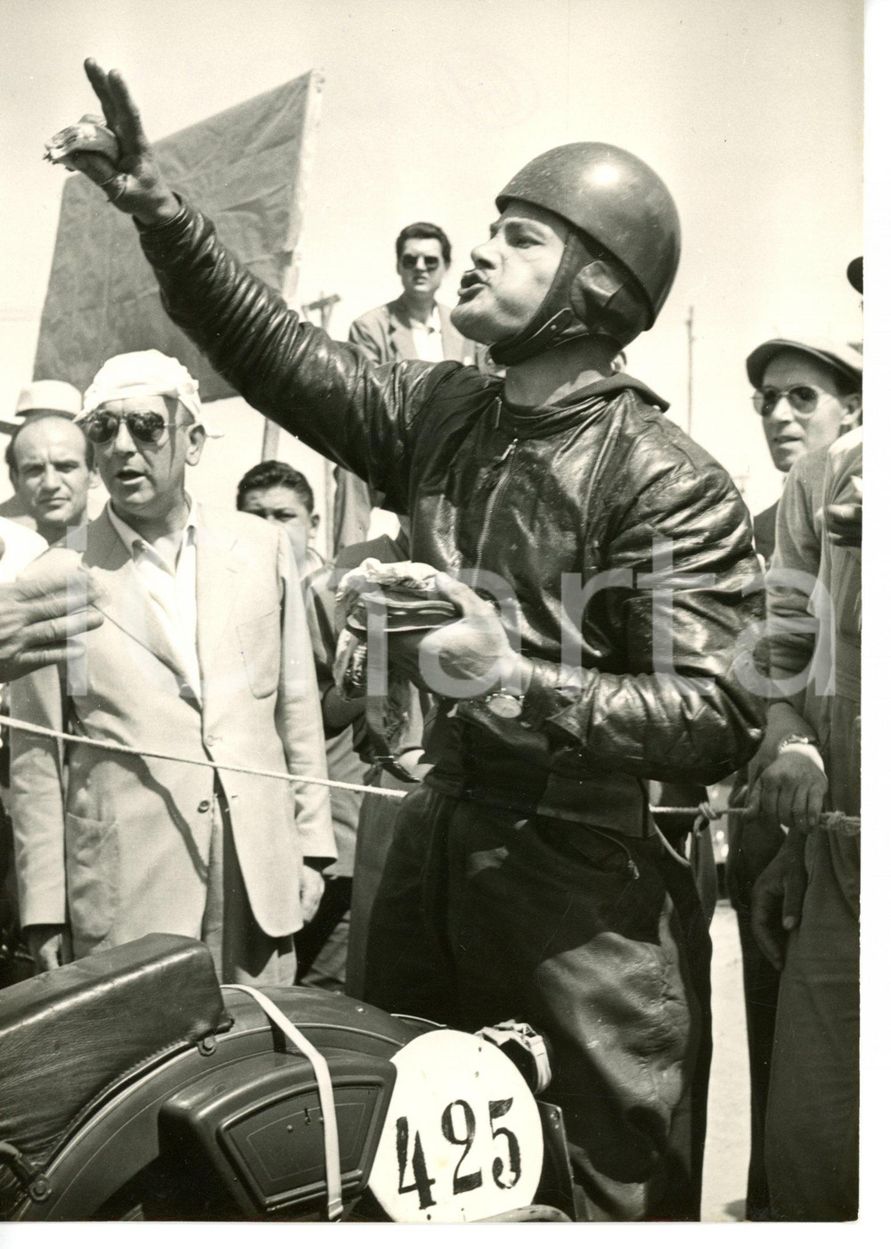 1953 ROMA MILANO-TARANTO MOTOCICLISMO Scuderia GUZZI - GASPERINI al rifornimento