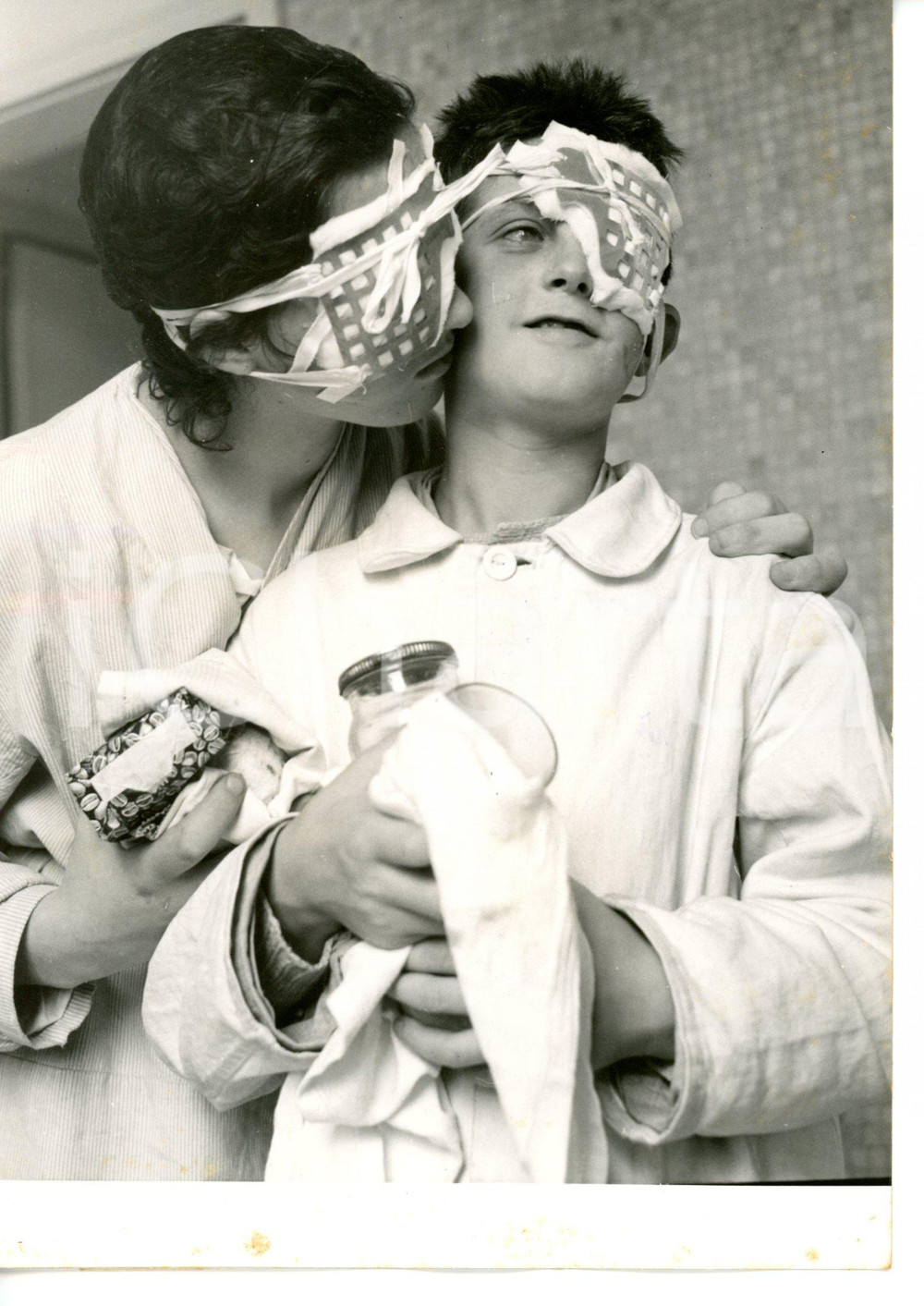 1956 ISTITUTO OFTALMICO MILANO Mutilatini di Don Gnocchi dopo trapianto cornea