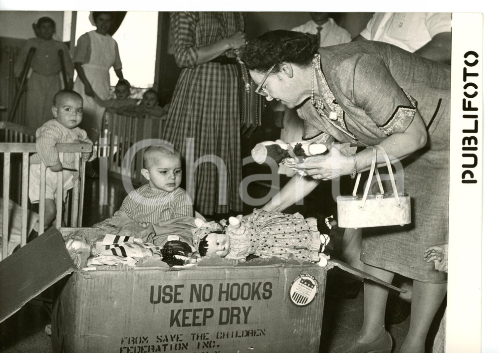 1954 ARICCIA Clinica Poliomielitica - Benefattrici donano giocattoli ai bambini