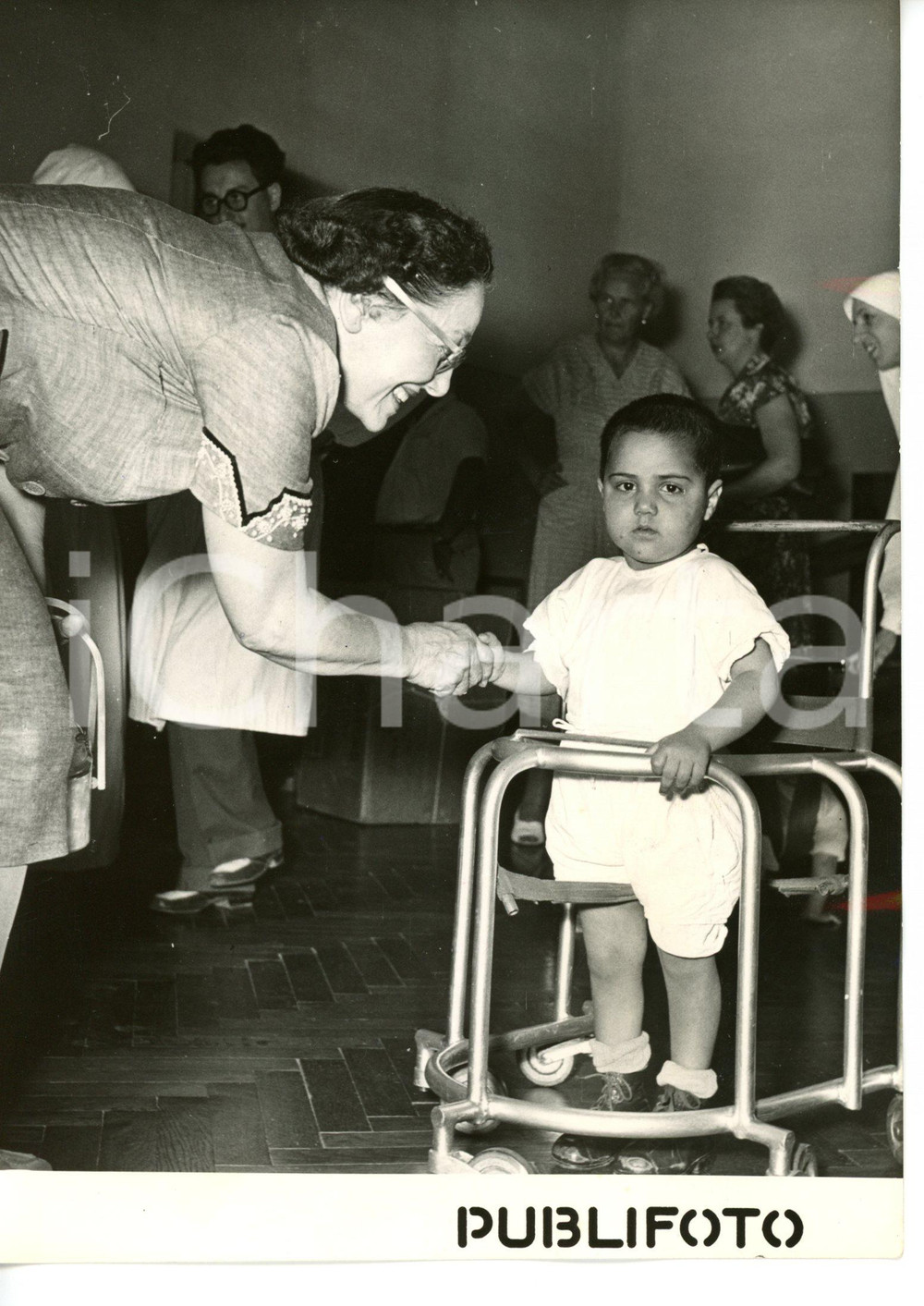 1954 ARICCIA Clinica Poliomielitica - Benefattrici visitano bambini malati *Foto