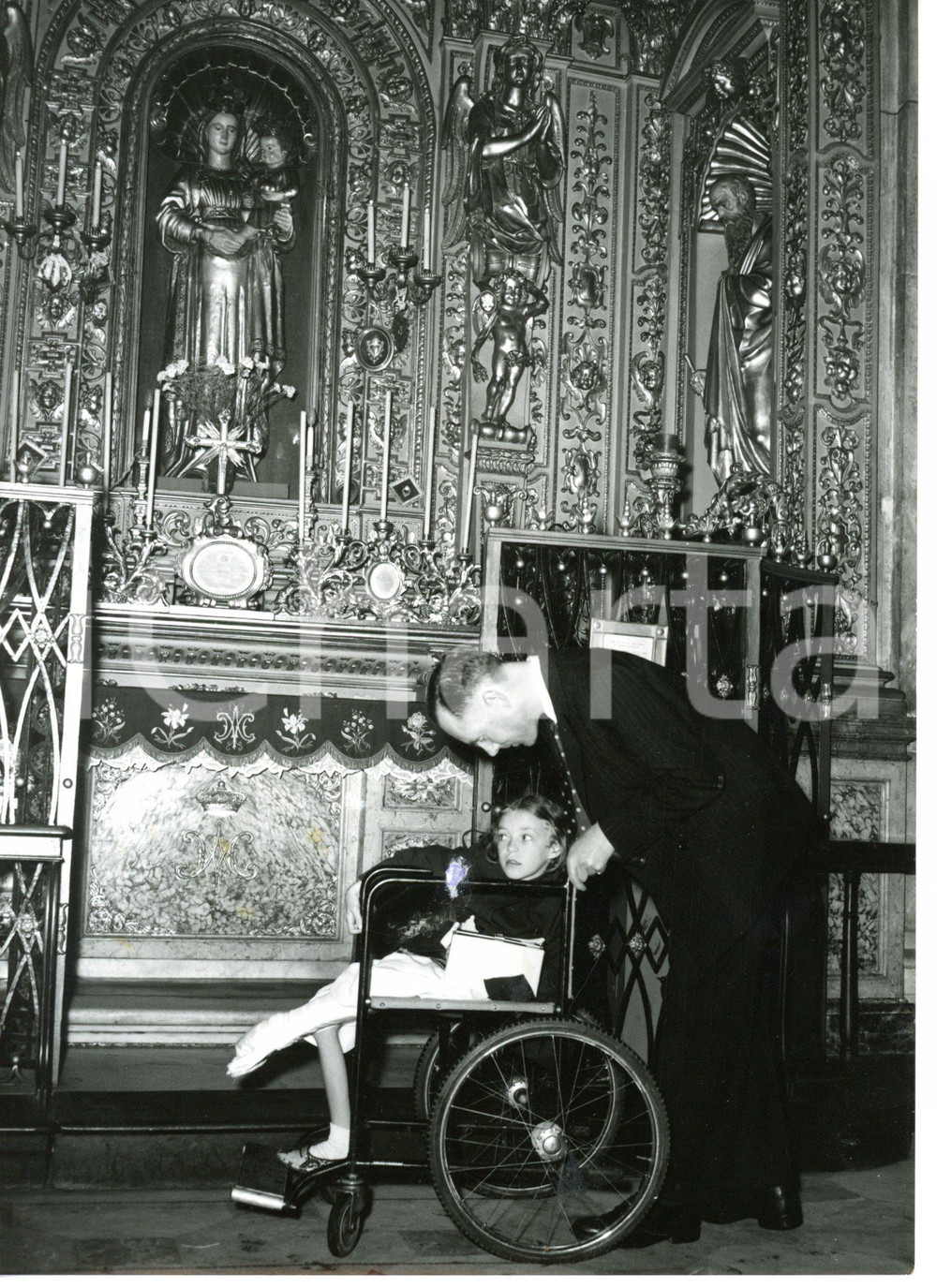 1955 TORINO CAPPELLA SINDONE Colonnello RAF e bimba poliomielitica in preghiera