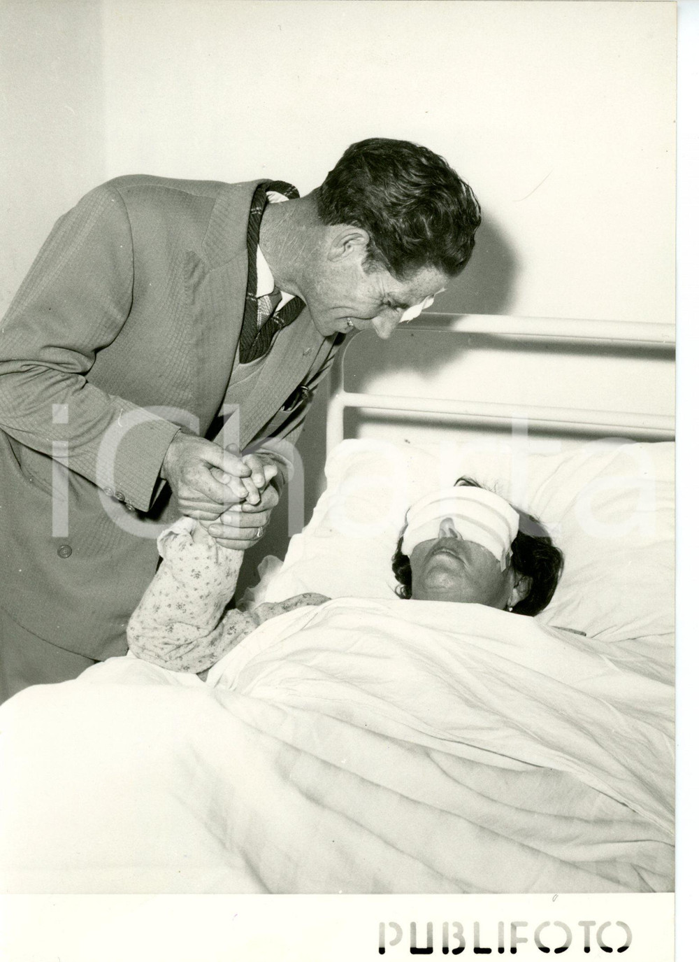 1957 NAPOLI Cardarelli - Pazienti si stringono la mano dopo trapianto di cornea