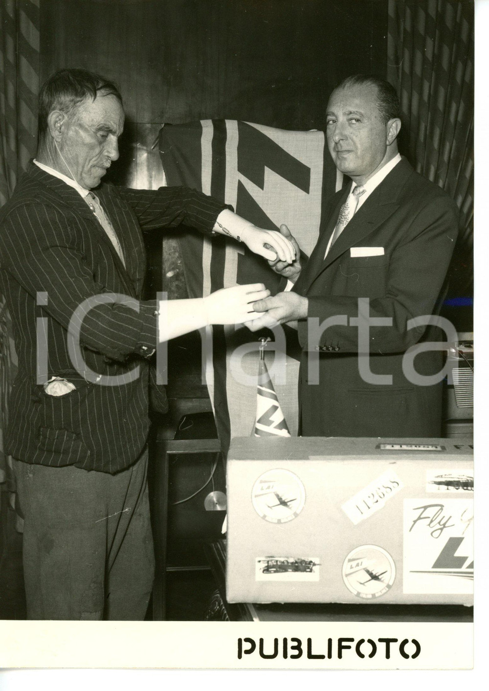 1955 ROMA Mutilato da ambo le braccia riceve protesi da benefattore *Foto 13x18
