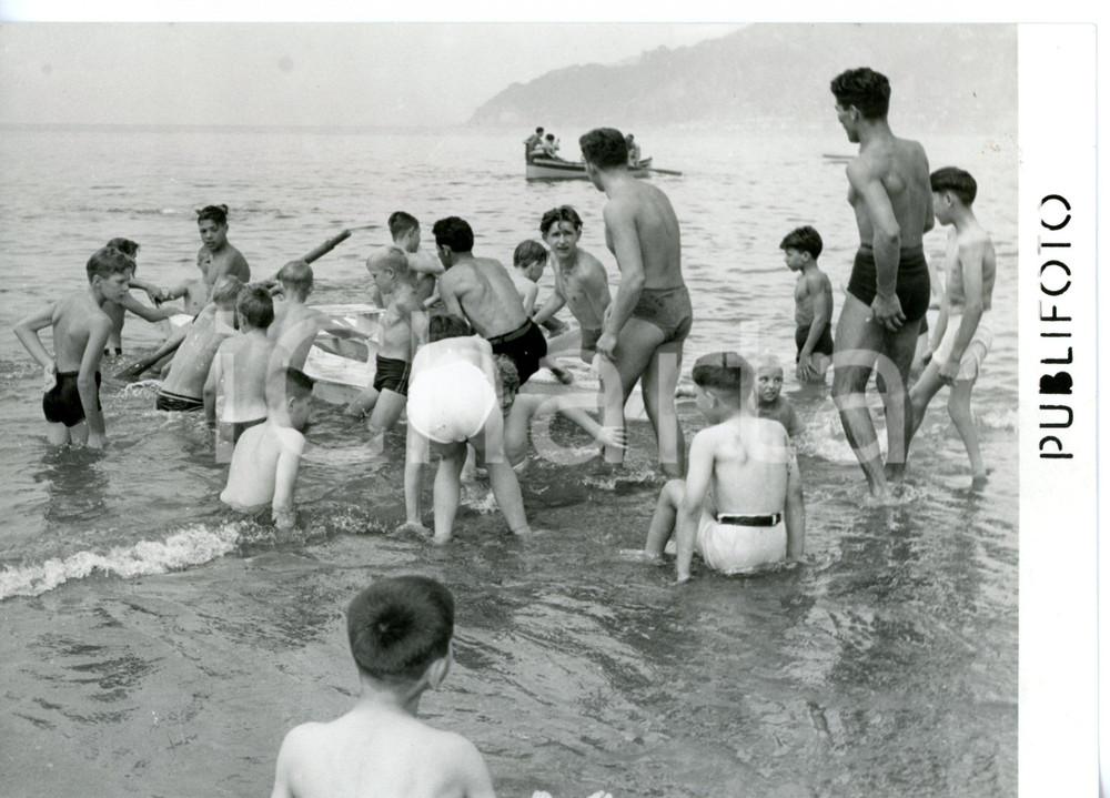 1953 SALERNO Mutilatini di guerra fanno il bagno al mare *Foto 18x13 cm