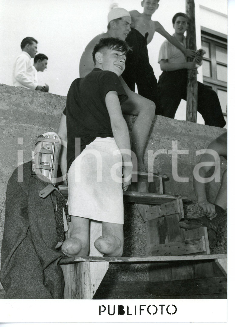 1953 SALERNO Mutilatino di guerra sul lungomare *Foto 13x18 cm