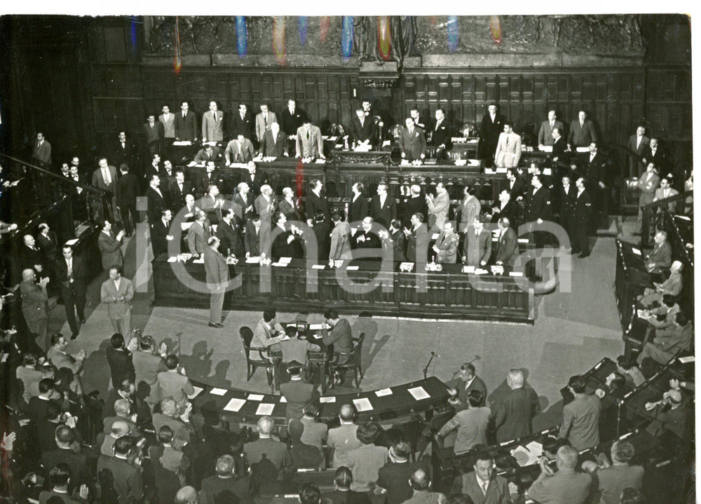 1953 ROMA Discorso on. Giovanni GRONCHI - Applauso dei parlamentari *Foto 18x13 Fotografia d'epoca, con didascalia coeva.  CONDIZIONI: FAIR (ondulatura)DIMENSIONI: 18x13 cm     originale e autentica 1