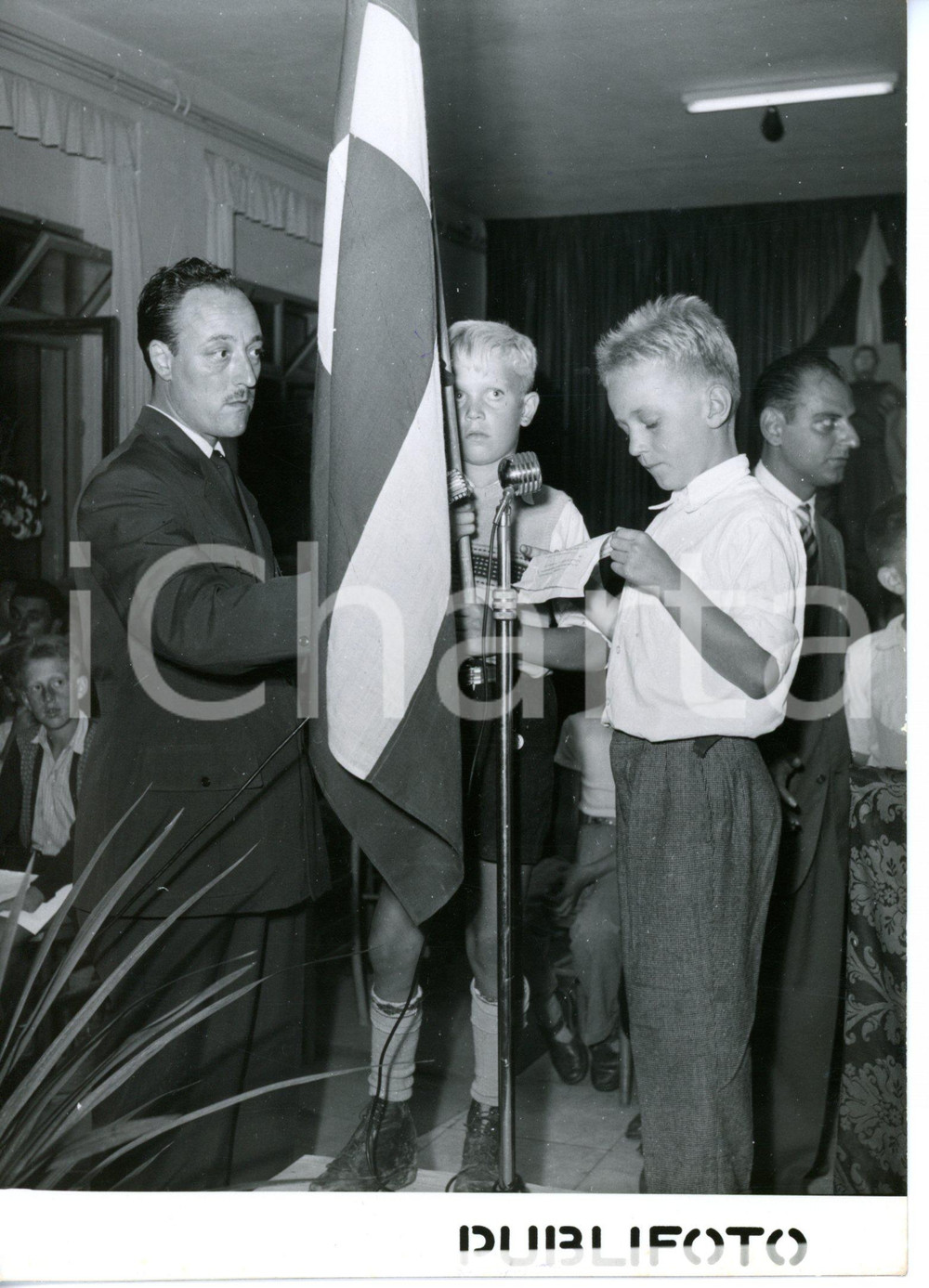 1953 ROMA Federazione europea gioventù mutilata di guerra - Mutilatini sul palco