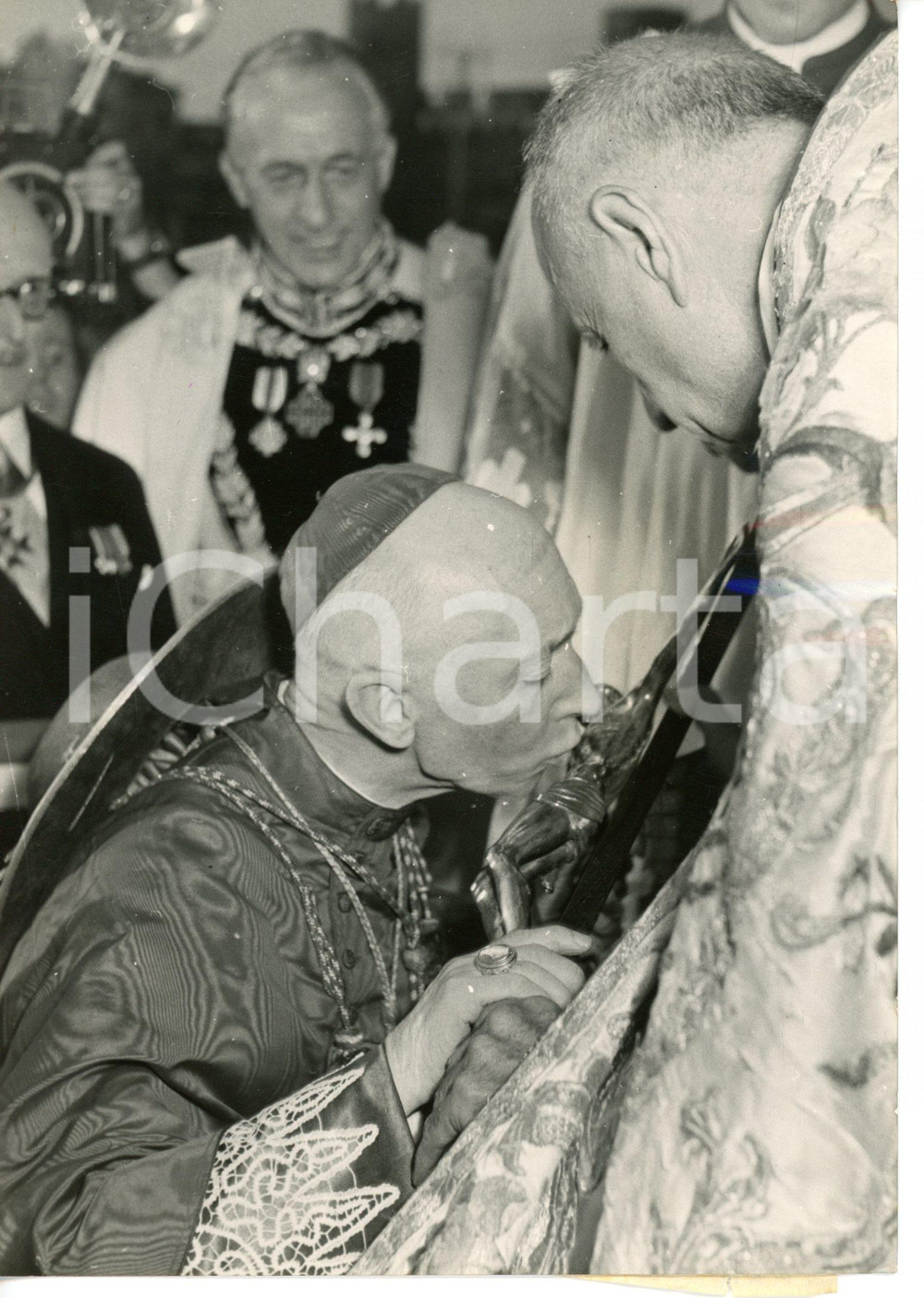 1953 TORINO Congresso Eucaristico - Card. Ildefonso SCHUSTER bacia il crocifisso