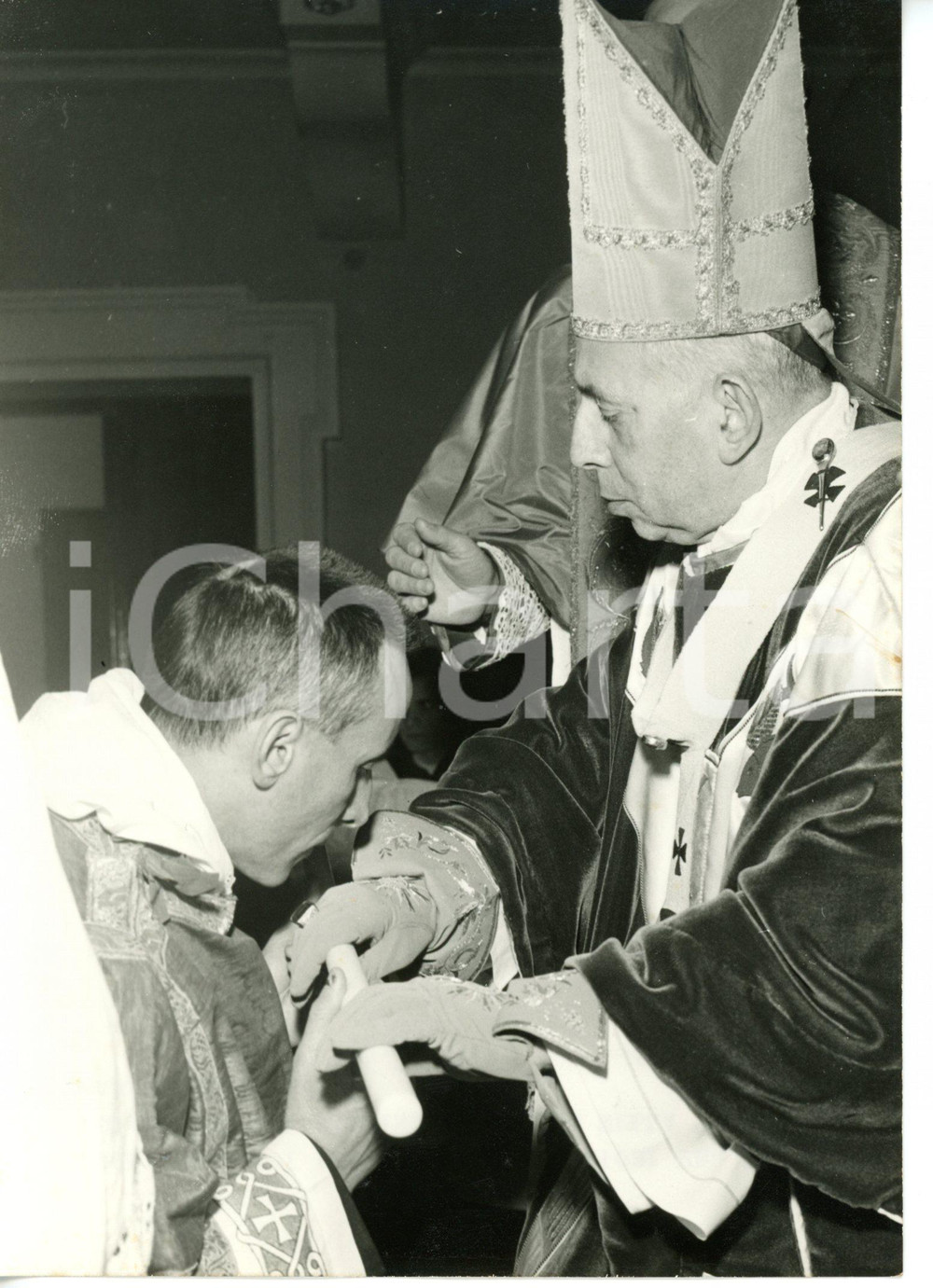 1955 ca BOLOGNA Giuseppe DOSSETTI riceve ordini maggiori da Giacomo LERCARO 