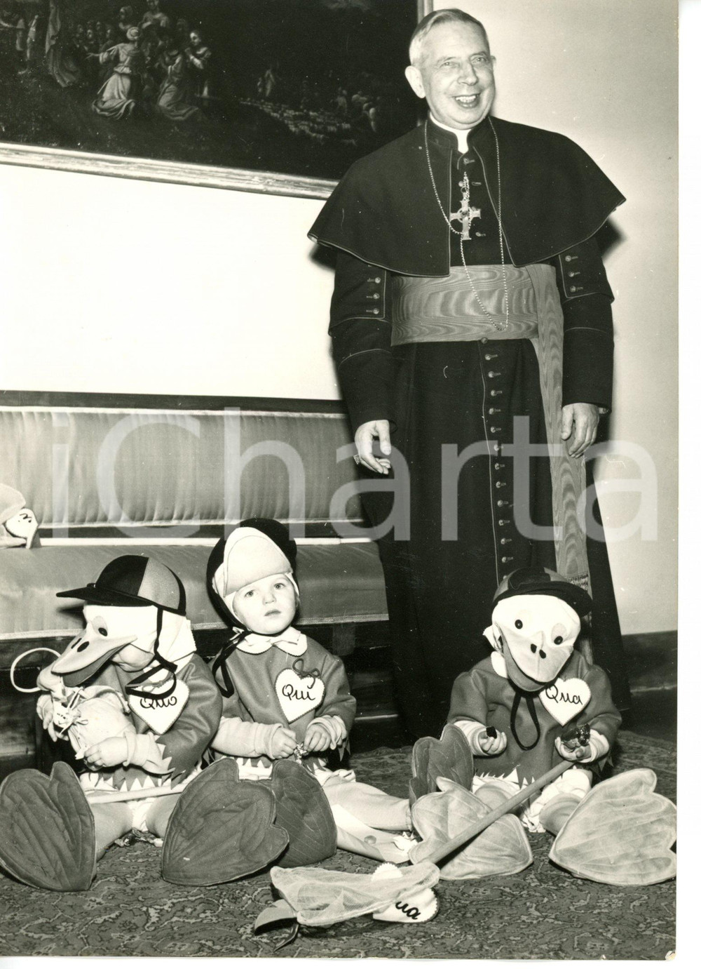 1955 ca BOLOGNA Carnevale dei bambini - Giacomo LERCARO riceve gemelle PERELLI