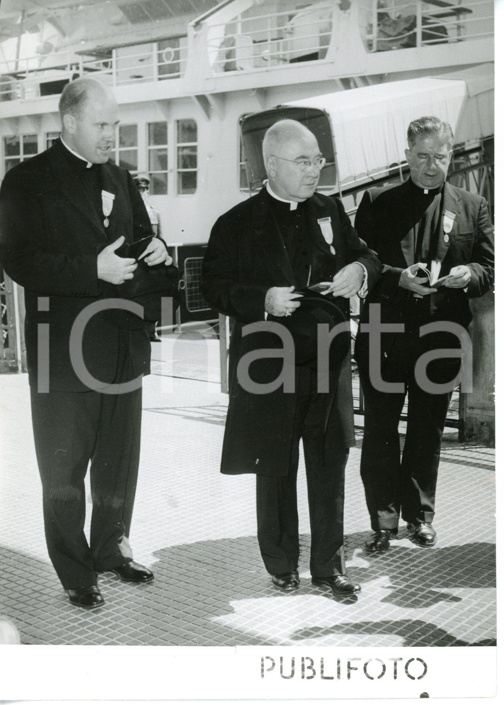 1954 GENOVA - SS INDEPENDENCE Card. Francis Joseph SPELLMAN all'arrivo *Foto Fotografia d'epoca.  CONDIZIONI: G (ma lieve ondulazione al margine destro)DIMENSIONI: 13x18 cm     originale e autentica 1