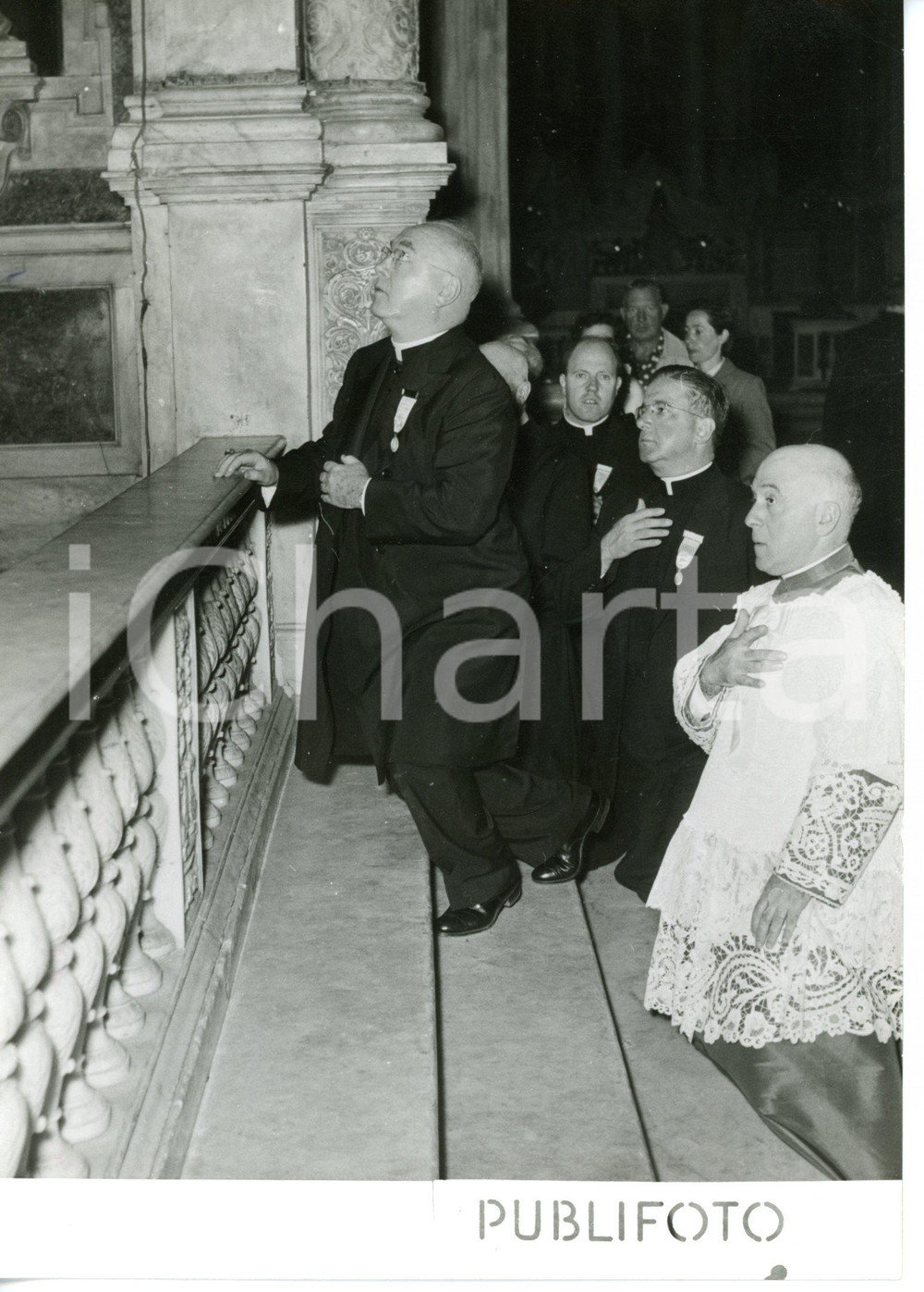 1954 GENOVA Cattedrale San Lorenzo - Francis Joseph SPELLMAN in preghiera *Foto Fotografia d'epoca.  CONDIZIONI: G (ma lieve ondulazione al margine sinistro)DIMENSIONI: 13x18 cm     originale e autentica 1