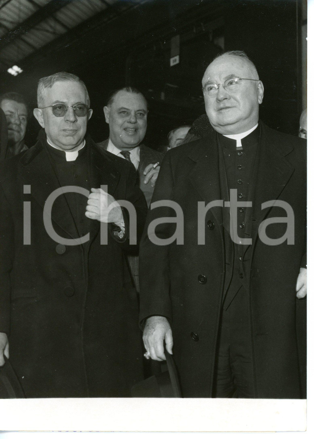 1954 PARIS Card. Francis Joseph SPELLMAN accompagnato da Card. Paolo MARELLA  Fotografia d'epoca.  CONDIZIONI: G (ma lieve sovraimpressione al margine sinistro)DIMENSIONI: 13x18 cm     originale e autentica 1