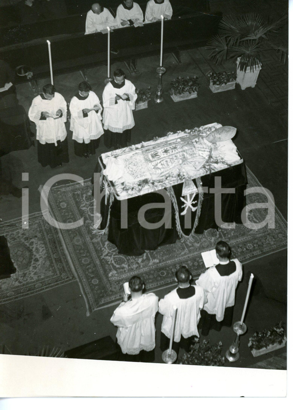 1954 SEMINARIO VENEGONO Esposizione salma Card. SCHUSTER - Fedeli in preghiera Fotografia d'epoca con didascalia coeva. CONDIZIONI: FAIR (piccola piegatura all'angolo superiore destro)DIMENSIONI: 13x18 cm     originale e autentica 1