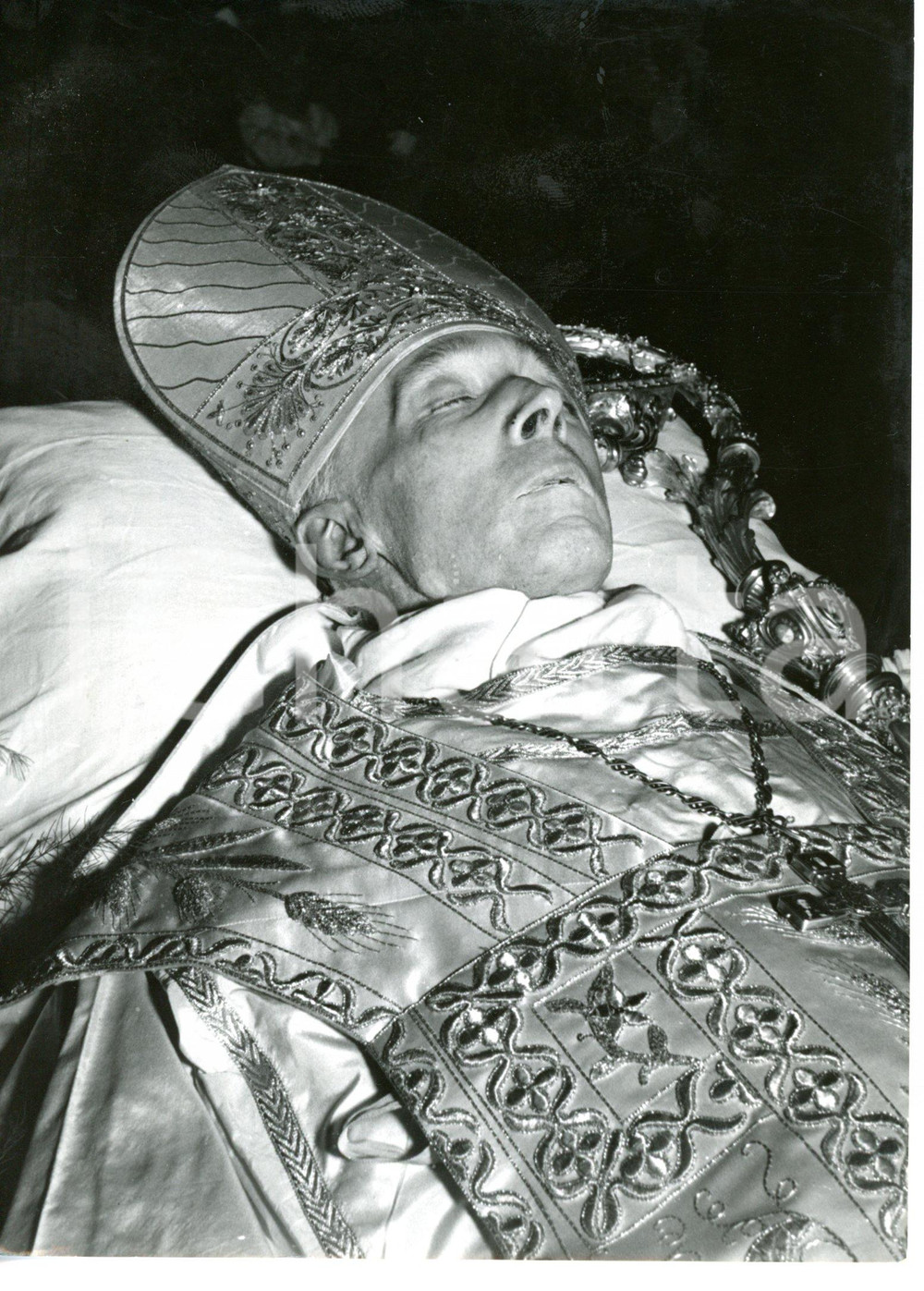 1954 SEMINARIO VENEGONO Esposizione salma Card. SCHUSTER *Foto 13x18 cm Fotografia d'epoca con didascalia coeva. CONDIZIONI: G (ma piccola piegatura al margine superiore)DIMENSIONI: 13x18 cm     originale e autentica 1