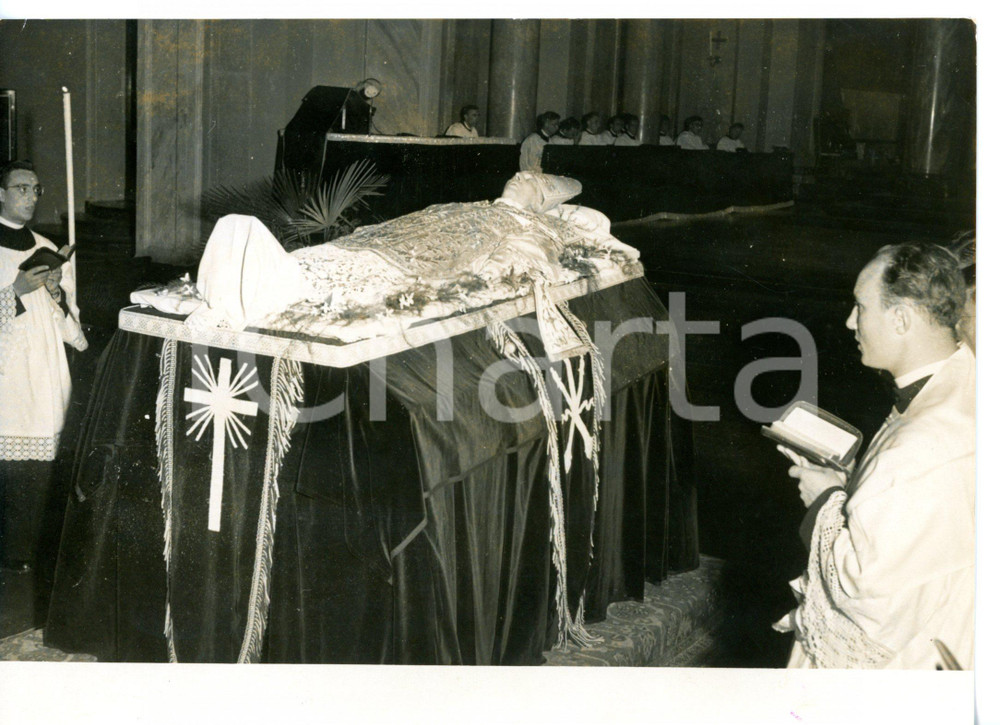 1954 SEMINARIO VENEGONO Esposizione salma Card. SCHUSTER nella camera ardente Fotografia d'epoca con didascalia coeva. CONDIZIONI: FAIR (alone diffuso e lievi sovraimpressioni)DIMENSIONI: 18x13 cm     originale e autentica 1