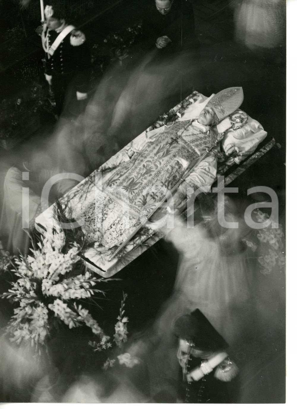1954 SEMINARIO VENEGONO Esposizione salma Card. SCHUSTER - Foto ARTISTICA 13x18 Fotografia d'epoca con didascalia coeva. CONDIZIONI: G (ma lieve sovraimpressione al margine inferiore)DIMENSIONI: 13x18 cm     originale e autentica 1