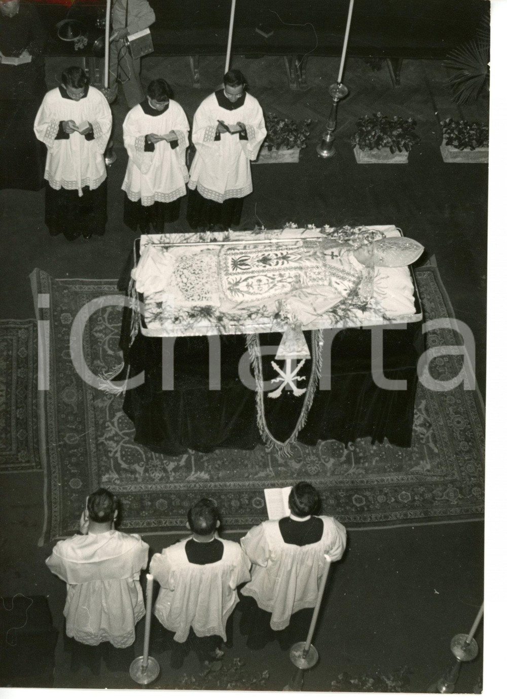1954 SEMINARIO DI VENEGONO Esposizione salma Card. SCHUSTER nella camera ardente Fotografia d'epoca con didascalia coeva. CONDIZIONI: G (ma ondulatura all'angolo superiore sinistro)DIMENSIONI: 13x18 cm     originale e autentica 1