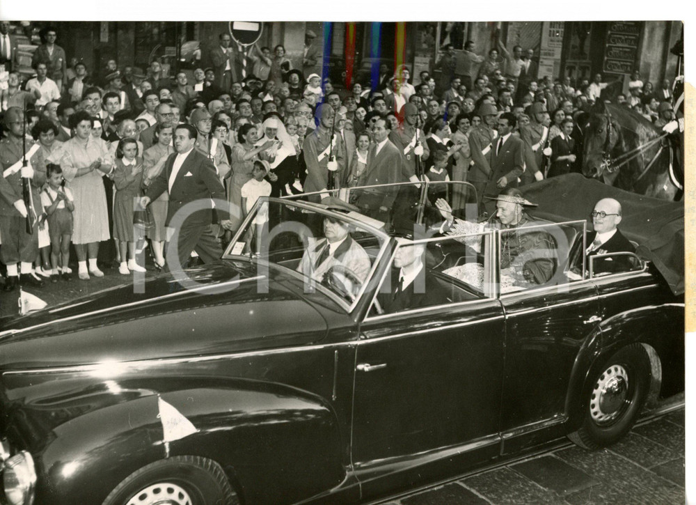1953 TORINO Congresso Eucaristico - Card. SCHUSTER con sindaco Amedeo PEYRON  Fotografia d'epoca con didascalia coeva. CONDIZIONI: FAIR (ondulatura)DIMENSIONI: 18x13 cm     originale e autentica 1
