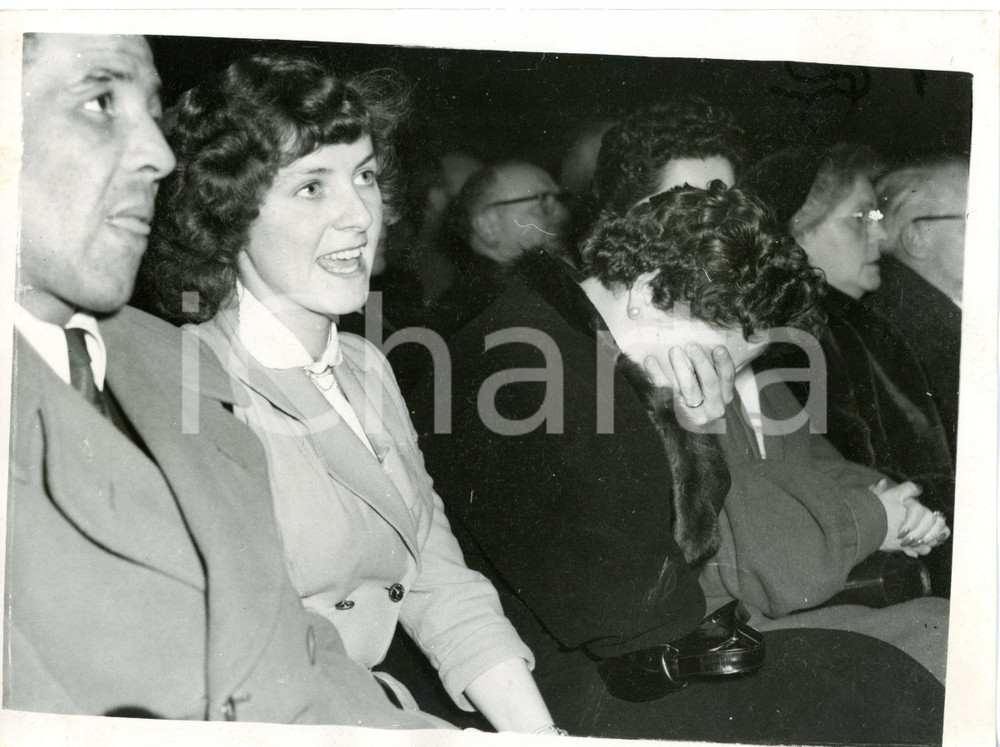 1955 LONDON Earls Court - BOXING Dai DOWER wife after victory of the match *Foto Fotografia d'epoca con didascalia coeva. CONDIZIONI: G (ma lieve alone diffuso; strappo millimetrico al margine destro)DIMENSIONI: 20x15 cm     originale e autentica 1