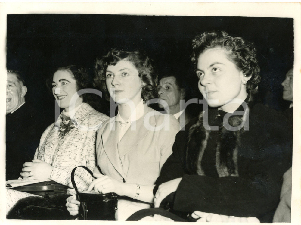 1955 LONDON Earls Court - BOXING Dai DOWER wife during the match *Foto 20x15 Fotografia d'epoca con didascalia coeva. CONDIZIONI: G (ma lieve alone diffuso)DIMENSIONI: 20x15 cm     originale e autentica 1