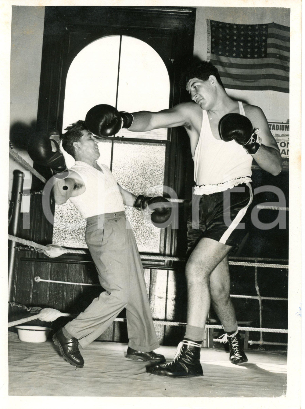 1955 BRIGHTON - BOXE Ewart POTGIETER with his trainer Johnny HOLT *Foto 15x20 cm Fotografia d'epoca con didascalia coeva. CONDIZIONI: FAIR (piegatura all'angolo superiore destro; sovraimpressione al margine inferiore)DIMENSIONI: 15x20 cm     originale e autentica 1