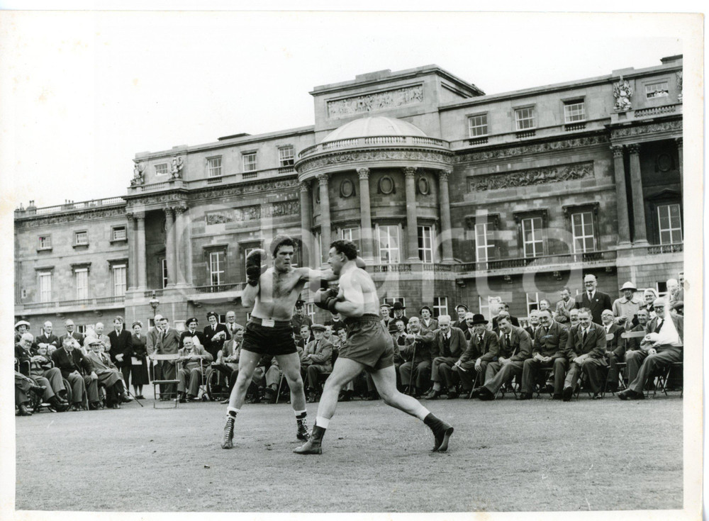 1956 LONDON Buckingham Palace - BOXE Freddie MILLS and Johnny WILLIAMS *Foto Fotografia d'epoca con didascalia coeva. CONDIZIONI: G (ma lievi sovraimpressioni; piccole macchie al margine superiore)DIMENSIONI: 20x15 cm     originale e autentica 1