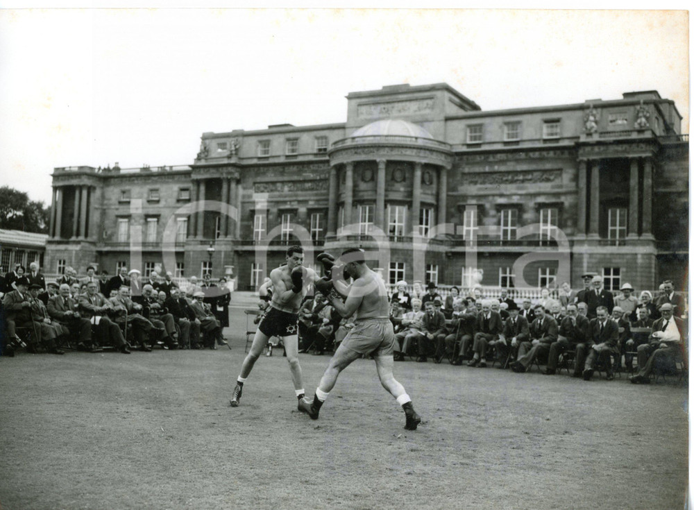 1956 LONDON Buckingham Palace - Lew LAZAR Jack GARDNER during boxing exhibition Fotografia d'epoca con didascalia coeva. CONDIZIONI: G (ma piccole macchie al margine superiore)DIMENSIONI: 20x15 cm     originale e autentica 1