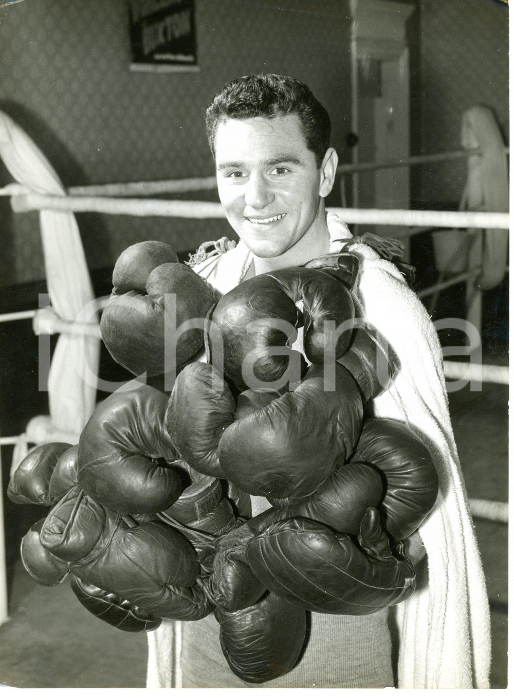 1958 LONDON - BOXE Bobby NEILL during training session *Foto CURIOSA 15x20 cm Fotografia d'epoca con didascalia coeva. CONDIZIONI: FAIR (piccole piegature ai margini)DIMENSIONI: 15x20 cm     originale e autentica 1