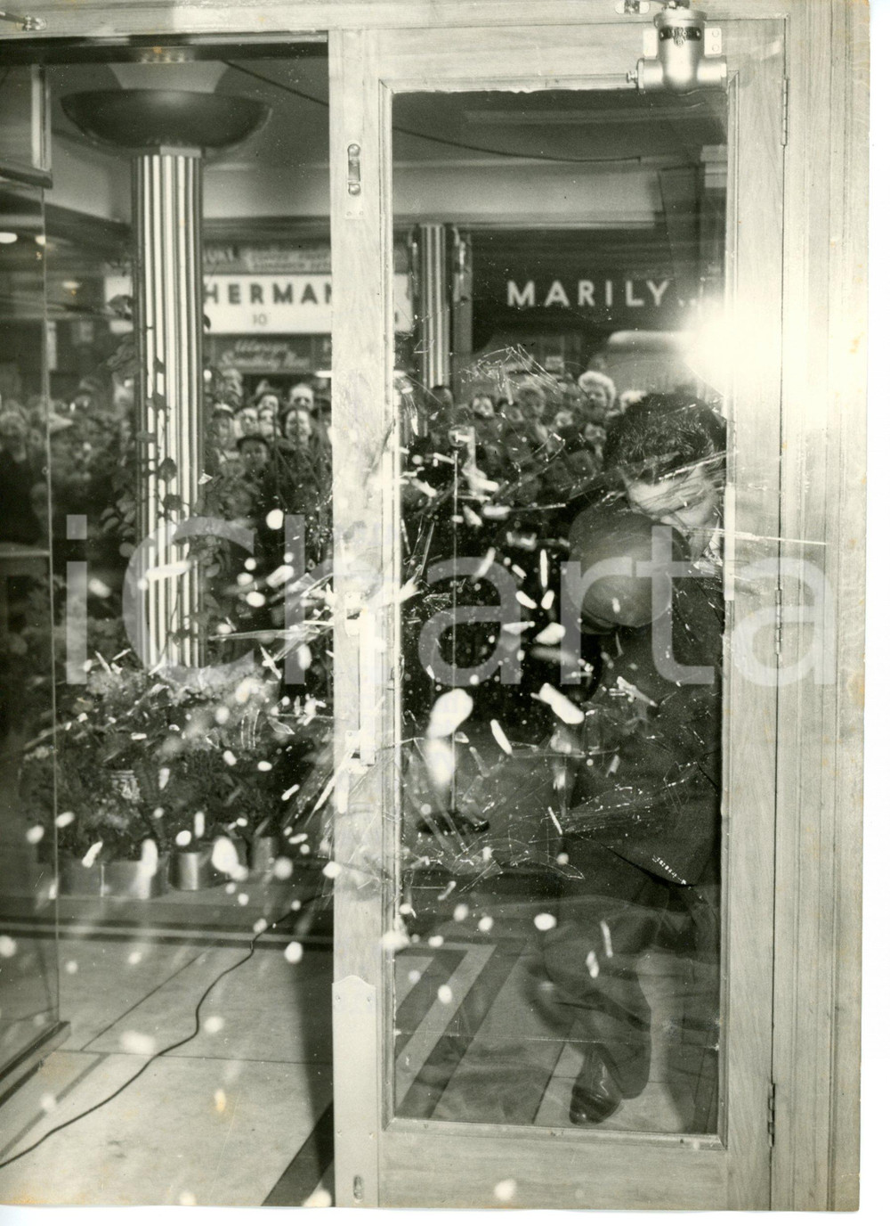 1954 LONDON - BOXE Freddie MILLS opening a new forniture store *Foto CURIOSA Fotografia d'epoca con didascalia coeva. CONDIZIONI: G (ma lieve sovraimpressione al centro)DIMENSIONI: 15x20 cm     originale e autentica 1