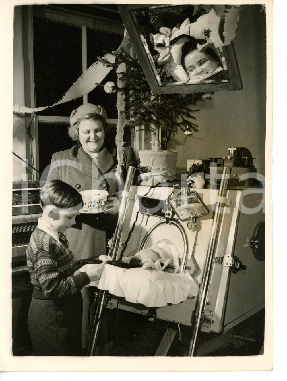 1953 SOUTHAMPTON ISOLATION HOSPITAL Patient in the iron lung receiving family Fotografia d'epoca con didascalia coeva. CONDIZIONI: FAIR (ondulatura al margine destro)DIMENSIONI: 15x20 cm     originale e autentica 1