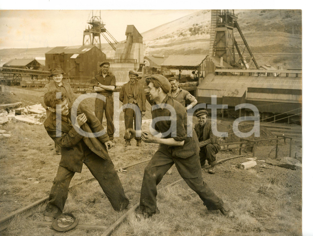 1954 ABERCYNON COLLIERY - BOXE Dai DOWER sparring with Tommy DAY *Foto 20x15 cm Fotografia d'epoca con didascalia coeva. CONDIZIONI: POOR (alone diffuso; piegatura all'angolo inferiore destro)DIMENSIONI: 20x15 cm     originale e autentica 1