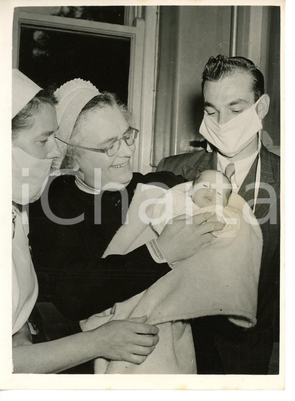 1955 GREAT BRITAIN Newborn of a woman in the iron lung stricken with polio *Foto Fotografia d'epoca con didascalia coeva. CONDIZIONI: GDIMENSIONI: 15x20 cm     originale e autentica 1
