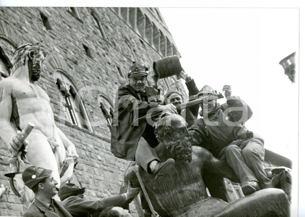 1957 FIRENZE Raduno nazionale degli Alpini - "Scalata" della Fontana del Nettuno