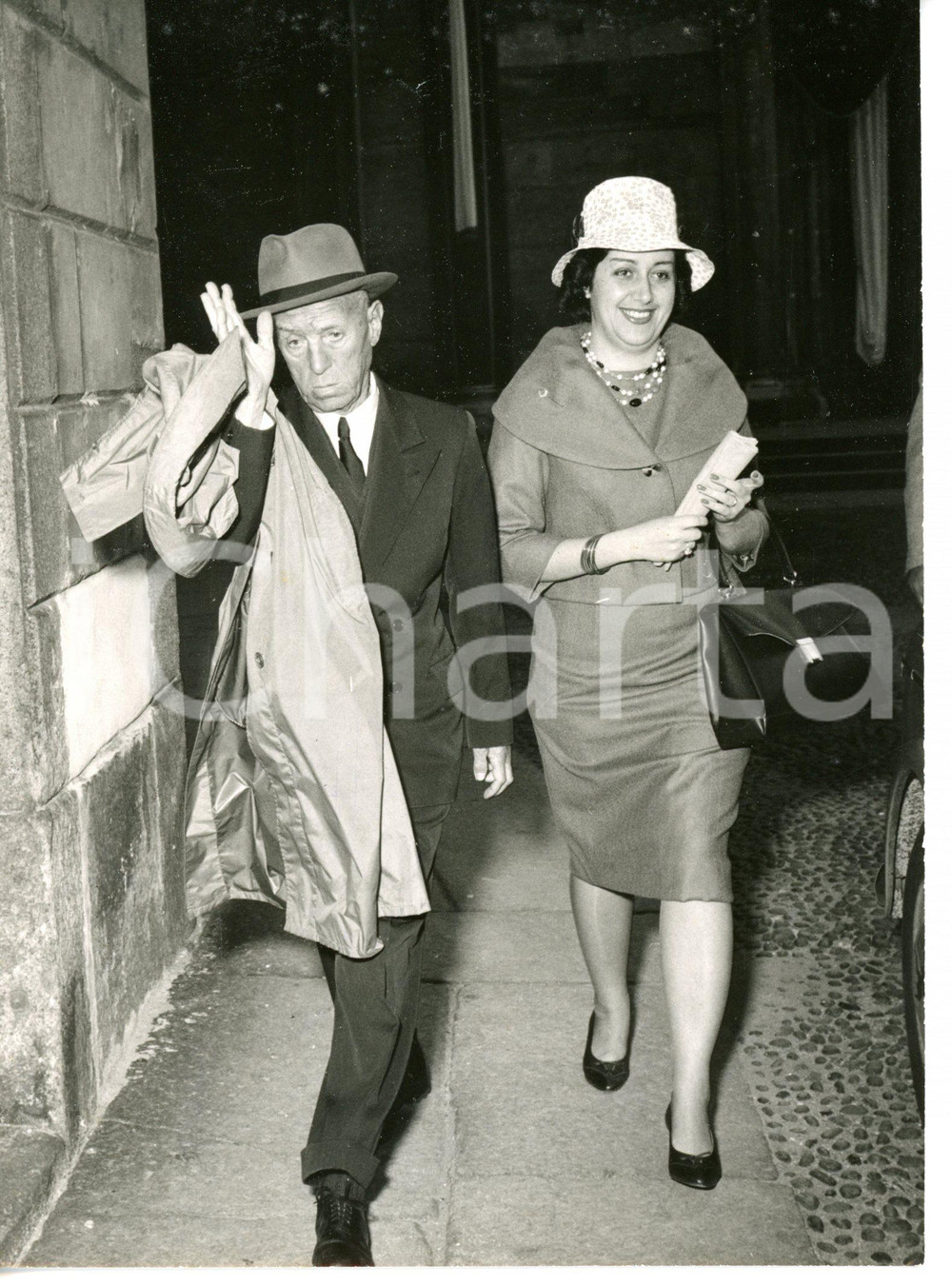 1955 ca (Ristampa 1960) TRENTO Piero GHIGLIONE a passeggio con la moglie *Foto