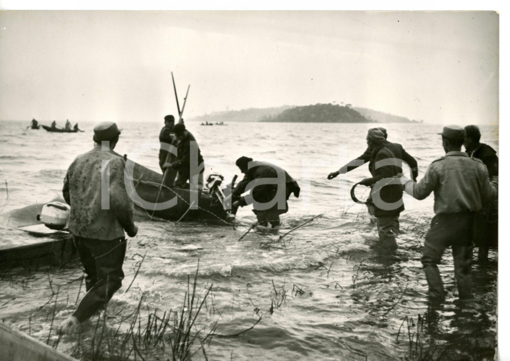 1955 TRAGEDIA SUL LAGO TRASIMENO Barca tirata in secco *Foto 18x13 cm