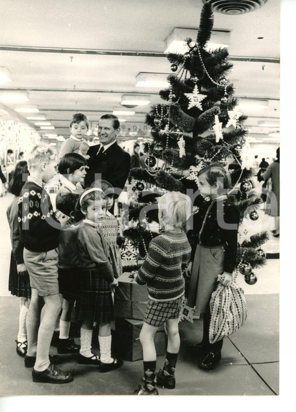 1966 MILANO La Rinascente - John A. VOLPE tra i bambini nel reparto giocattoli