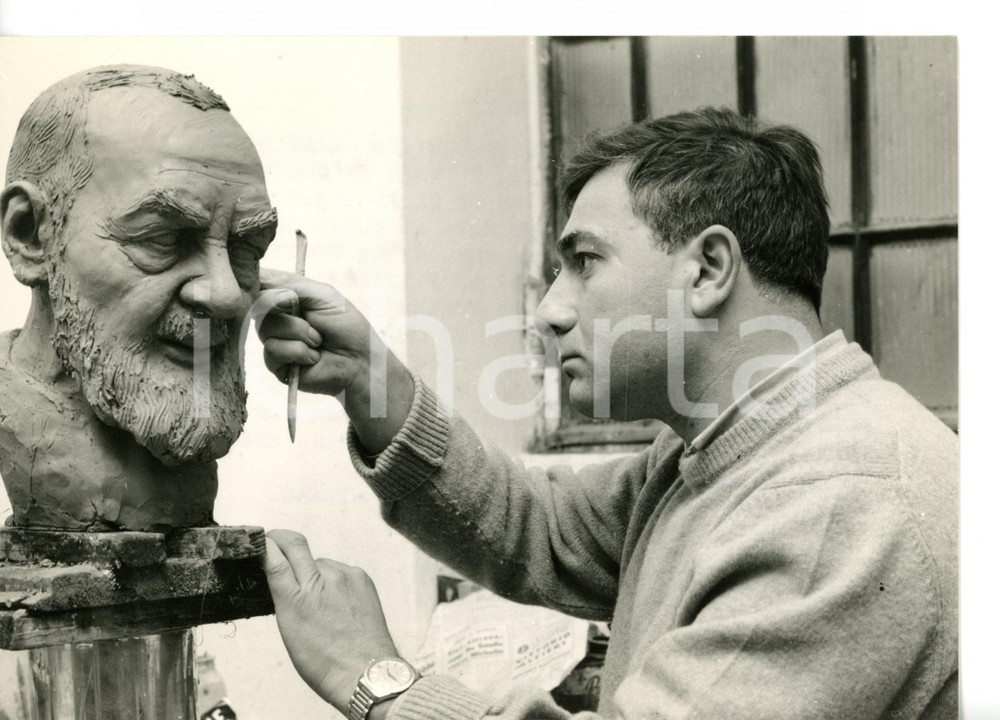 1968 MILANO Mario MORETTO modella scultura di PADRE PIO *Foto 18x13 cm