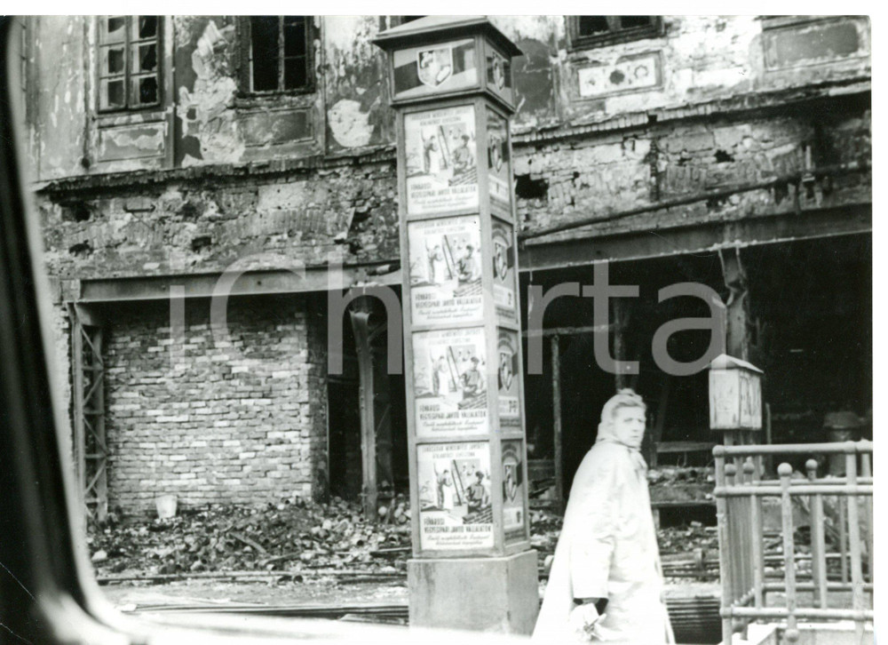 1956 BUDAPEST Insurrezione ungherese - Passante tra le macerie *Foto 18x13 cm
