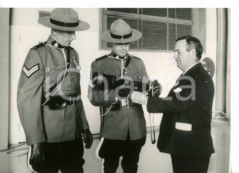 1964 CANADA Preparativi arrivo Regina ELISABETTA - Perquisizioni della Polizia