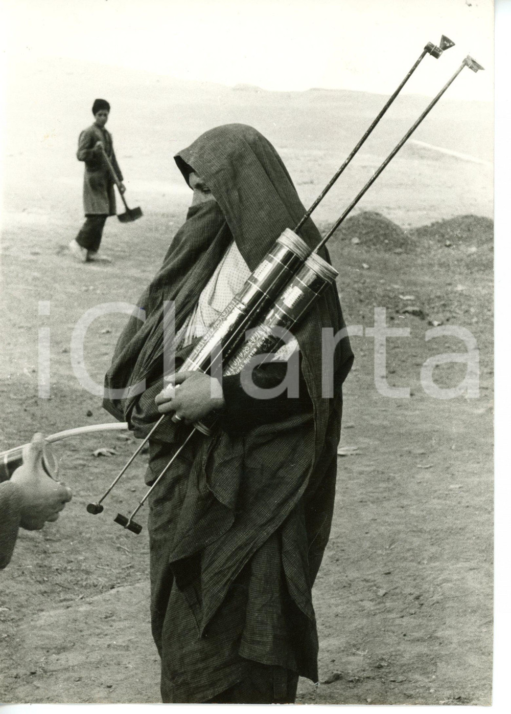 1957 PERSIA - WHO Donna con velo islamico regge apparecchi insetticidi *Foto