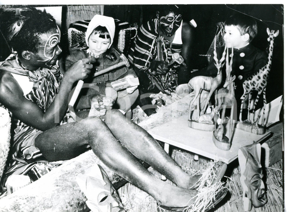 1963 DUSSELDORF Intagliatori africani nel negozio di Klaus GORLICH *Foto 18x13