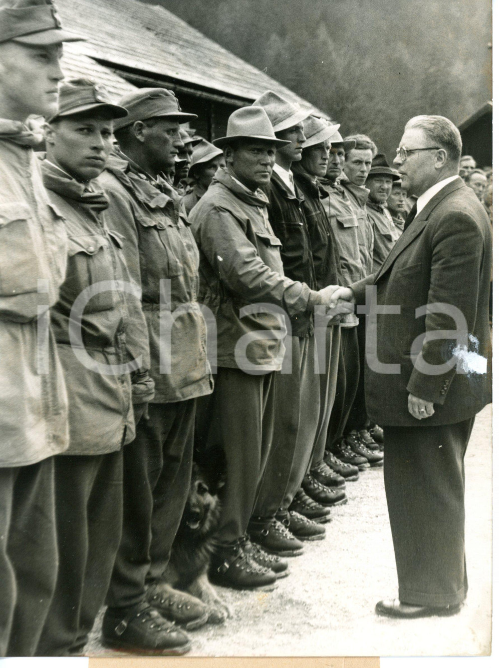 1954 HOHER DACHSTEIN Paul MEYLE thanking the Austrian mountains police *Foto
