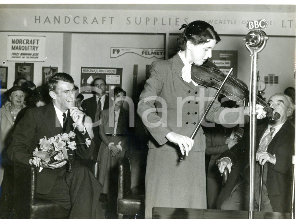 1953 LONDON Louise Mary ROSE playing violin - Edmund HILLARY *Photo 20x15 cm