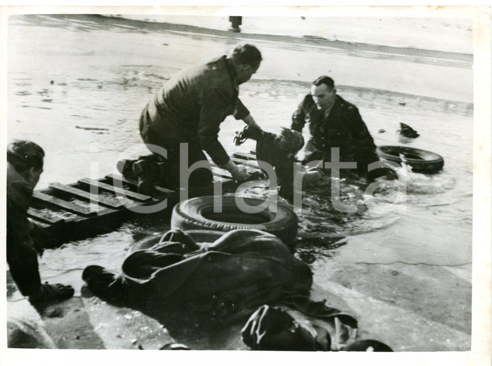 1954 AMSTERDAM Young boy falling in a frozen canal - Rescue operation *Photo