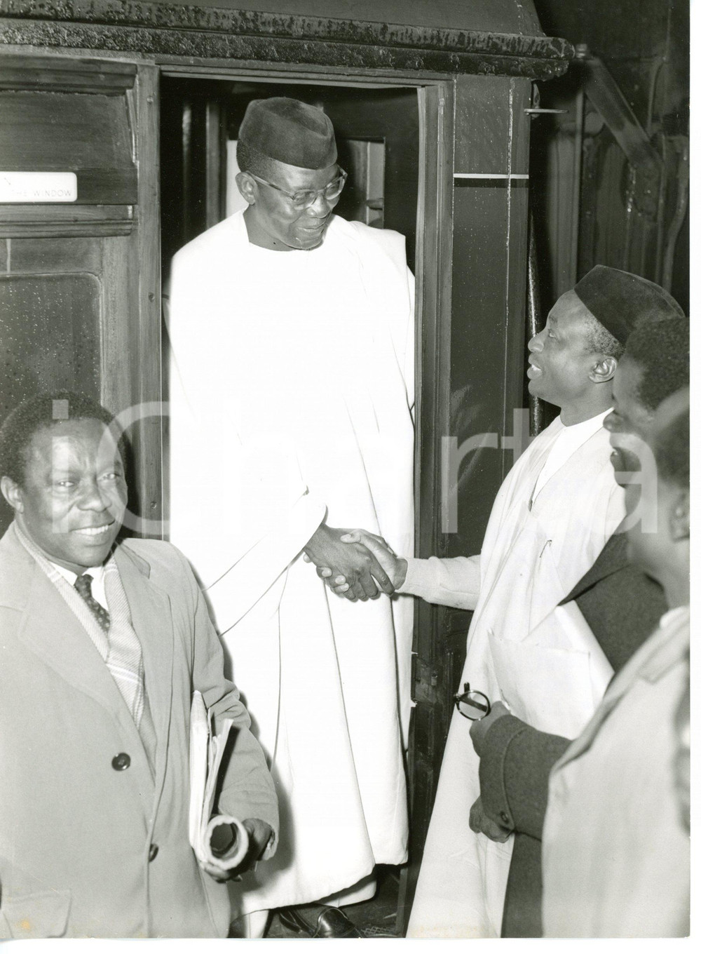 1958 LONDON Euston Station - Nnamdi AZIKIWE shaking hands with Abdul MALIKI 