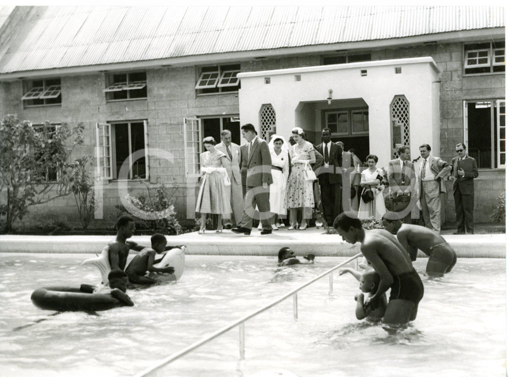 1956 LAGOS Orthopaedic Hospital - ELIZABETH II watching patients in a pool *Foto