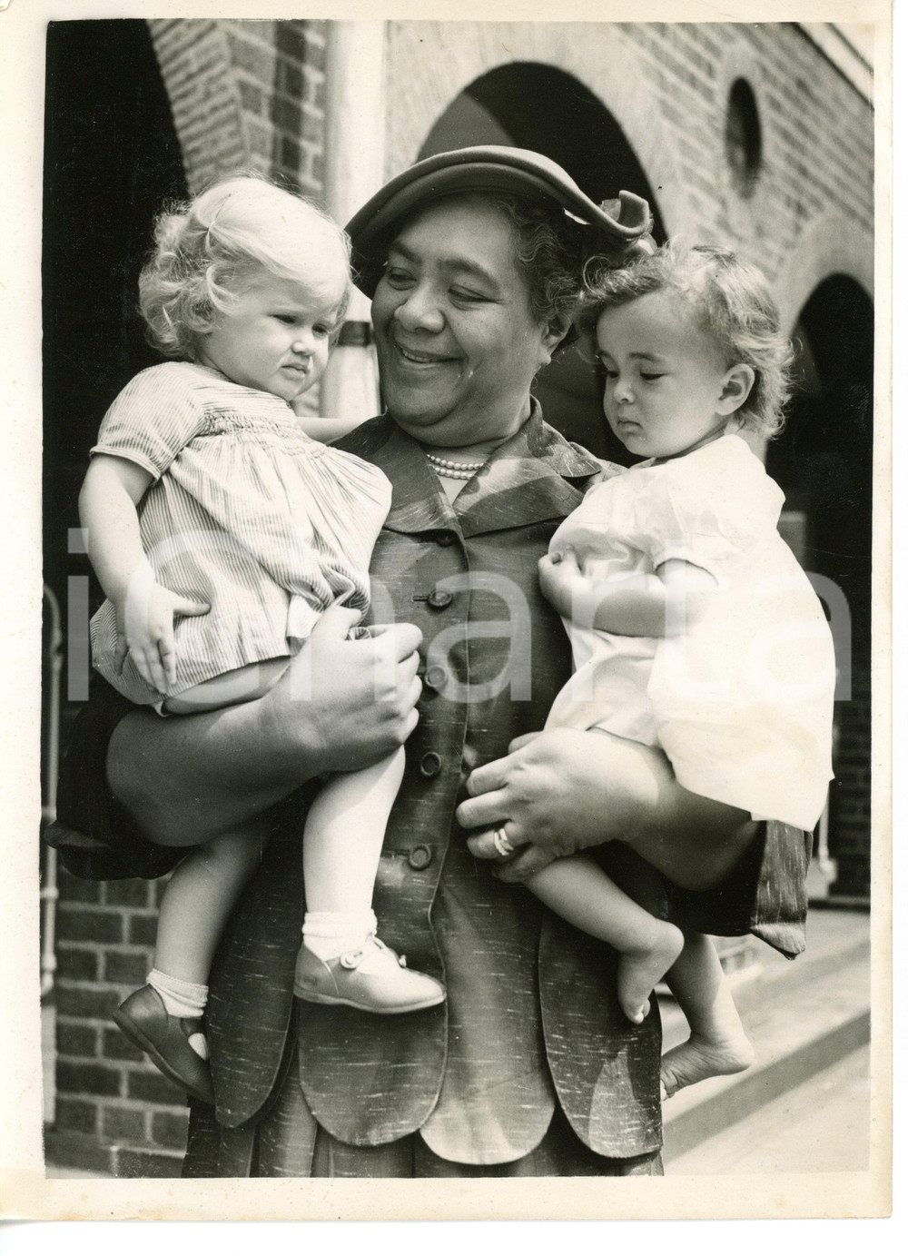 1953 CHELSEA Infant Welfare Centre - Queen Salote TUPOU III with two babies Fotografia d'epoca con didascalia coeva.DIMENSIONI: 15x20 cm  CONDIZIONI: POOR (piegatura al centro e all'angolo superiore destro)     originale e autentica 1